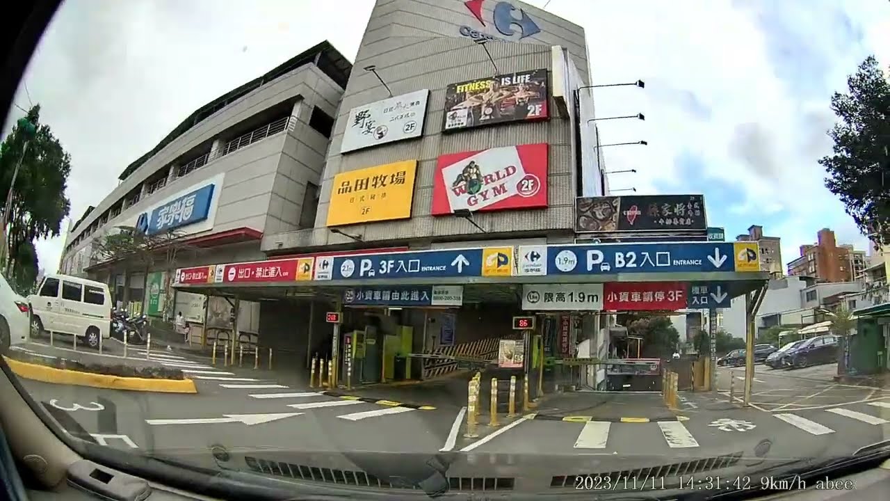 桃園家樂福中原店地下停車場