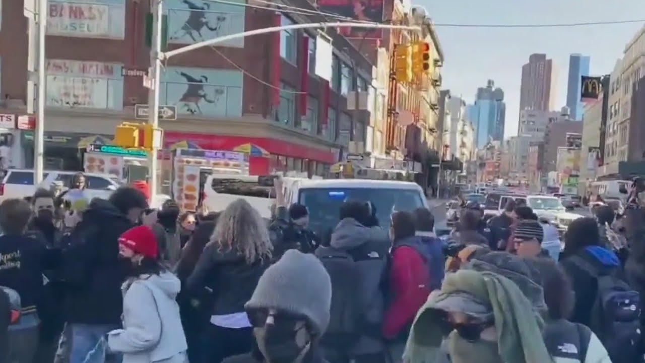 Protesters, federal agents, NYPD standoff at garage in NYC