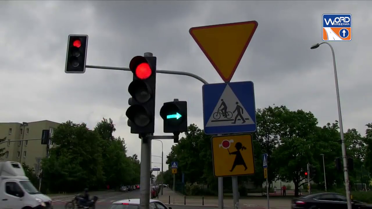 Kategoria B - Jazda w ruchu miejskim - Przejazd przez skrzyżowanie z sygnalizacją świetlną.