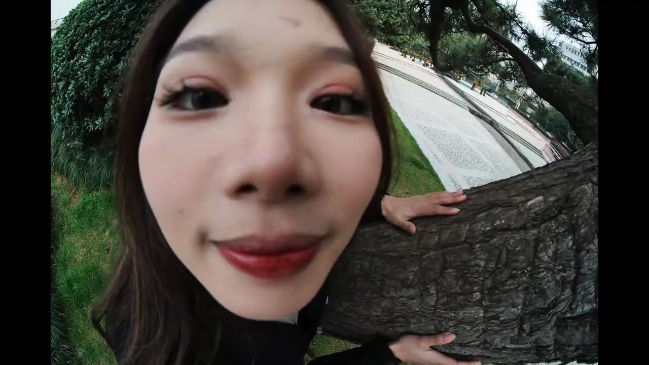 用鱼眼镜头给路人小姐姐拍的直接气走。有位粉丝想看我用鱼眼镜头抓路人小姐姐拍照，效果真的拉满。你们还有什么想看的留言  #摄影 #你就长这样 #我的相机不会说谎 #我是摄影师不是魔法……