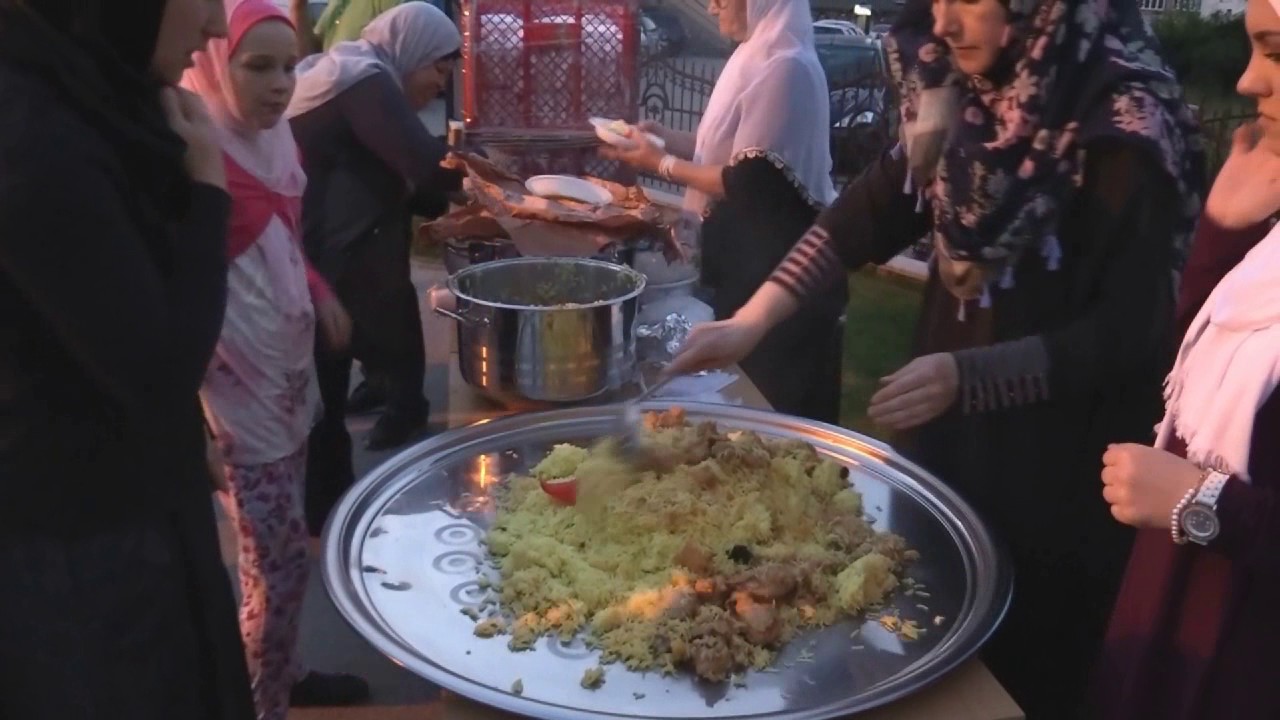 Kolektivni iftar ispred džamije 