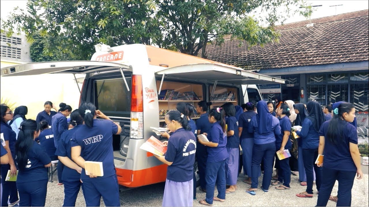 Sambangi Lapas Wanita Kota Malang, Warga Binaan Ulas Koleksi Buku Mobil KaCa UMM
