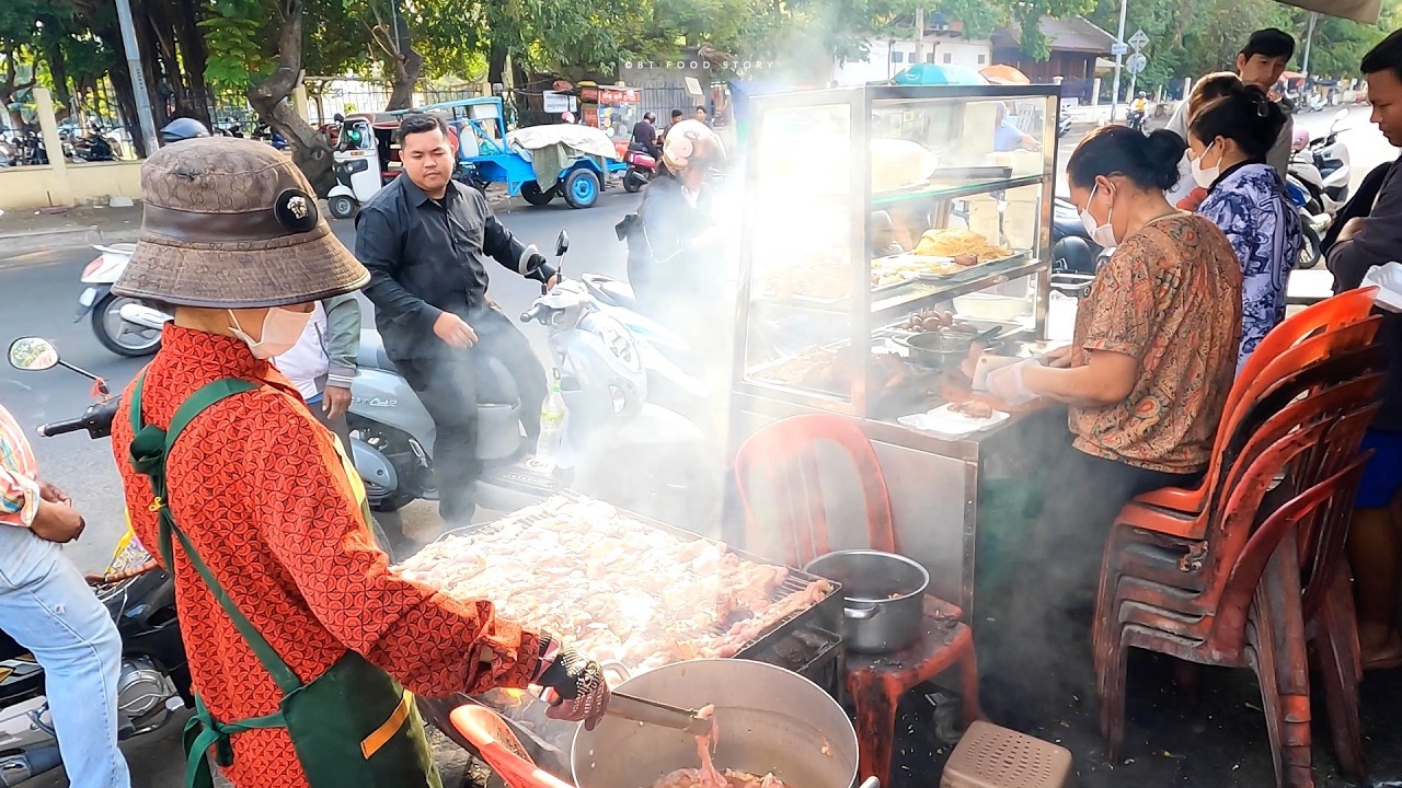 This Breakfast Stall Gets CRAZY Busy at 6:45AM 😱 Only $1.25