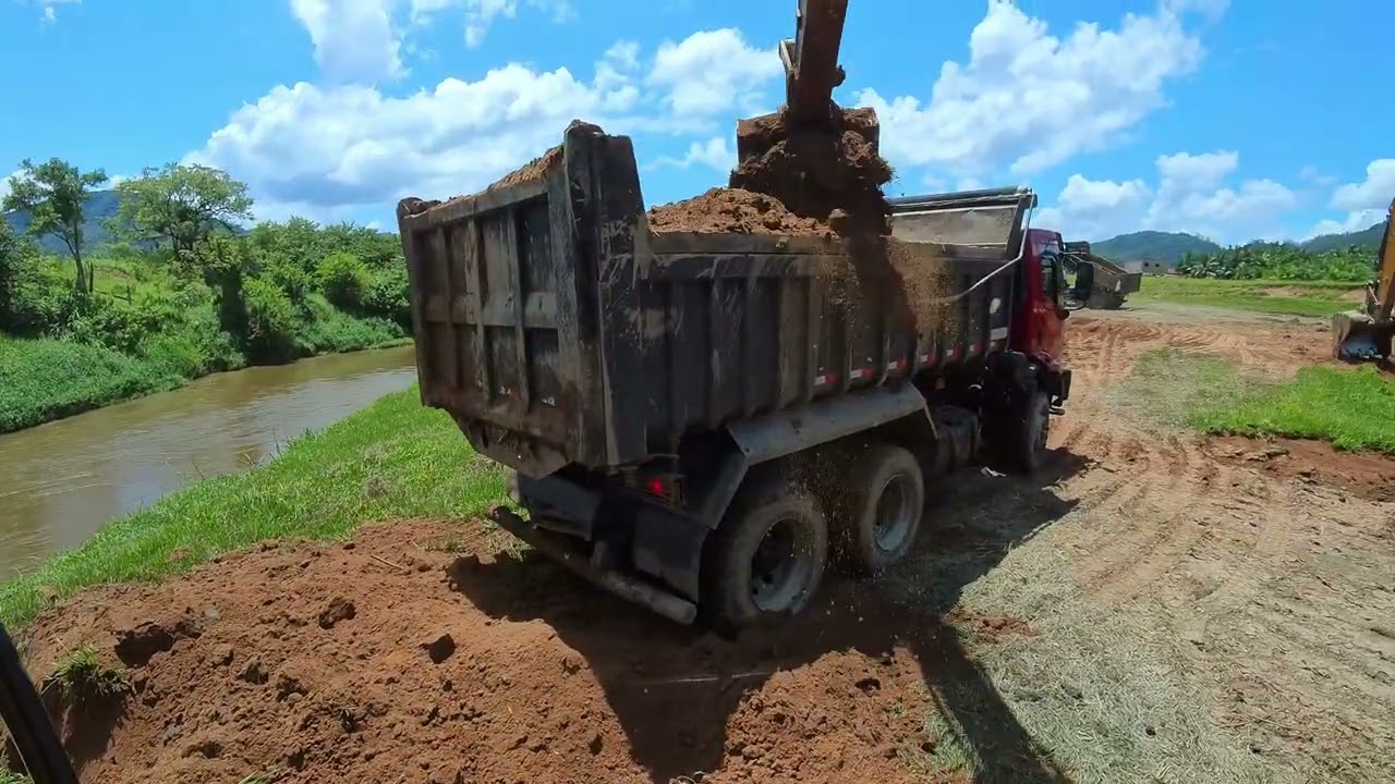 tirando arreia de rio e carregando caçambas mumu