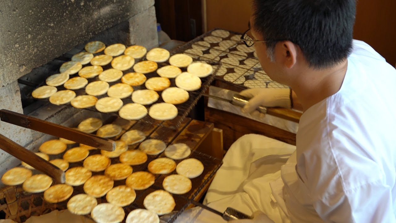 【ずっと見ていられる職人技】下町の手焼きせんべいの作り方｜Japanese Street Food｜Senbei (rice cracker)｜炭火手焼・堀切せんべい