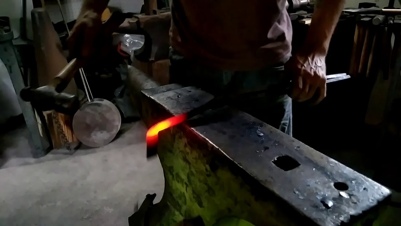Blacksmithing: Forging square corner on flat bar