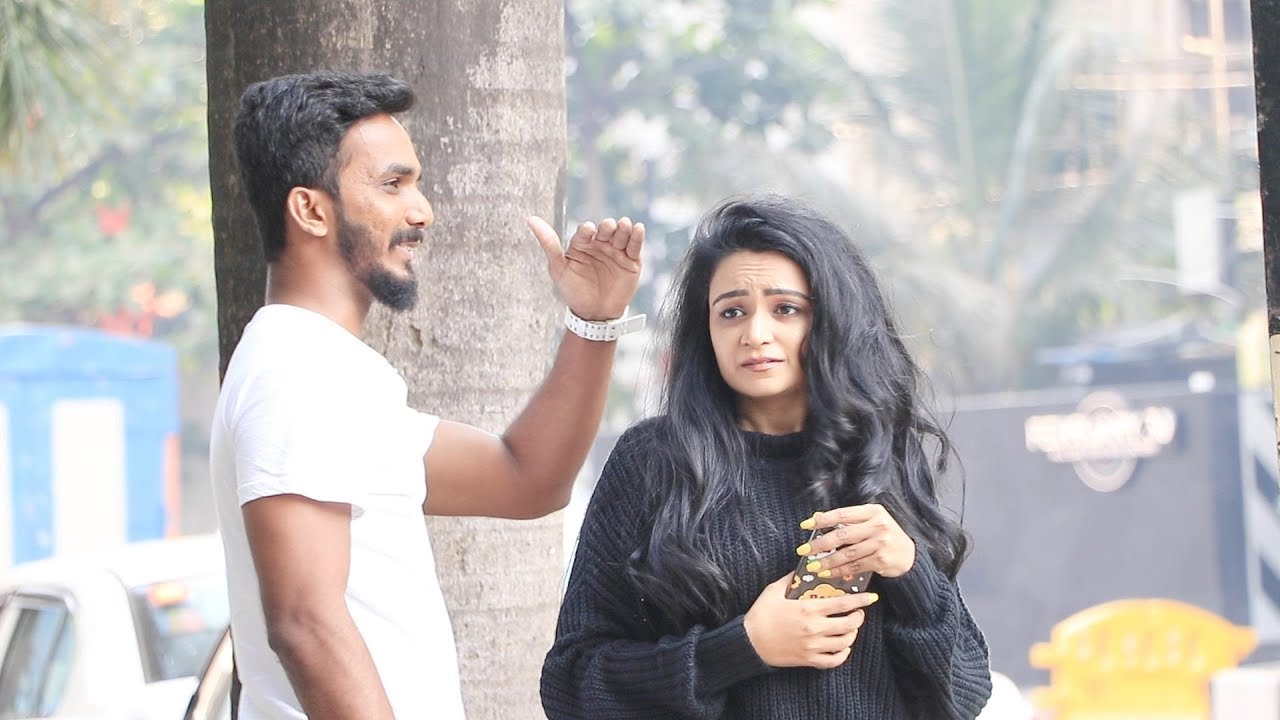 Aapko Gift me FREE HUGS or AJ Milega🤪| Oye It's Prank | Oye It's Uncut
