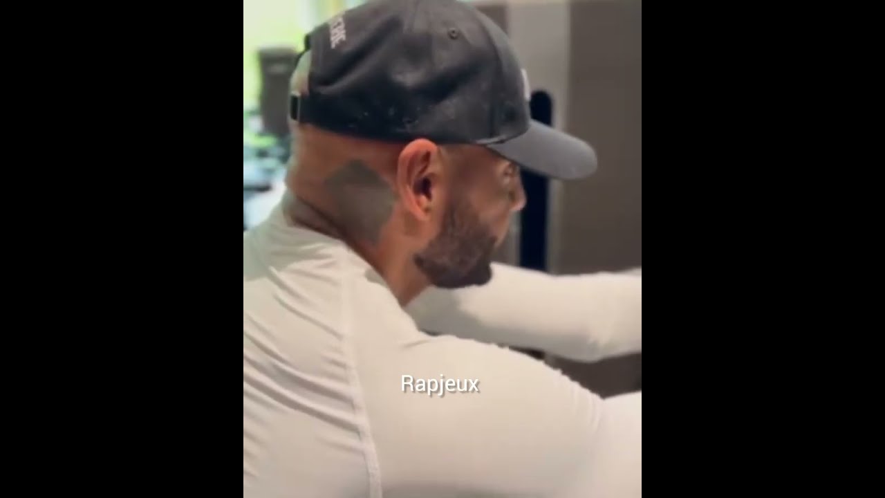 Booba s'entraîne en écoutant Hamza (le petit Cowboy)