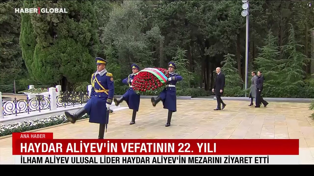Azerbaycan Cumhurbaşkanı İlham Aliyev, Ulusal Lider Haydar Aliyev'in Mezarını Ziyaret Etti
