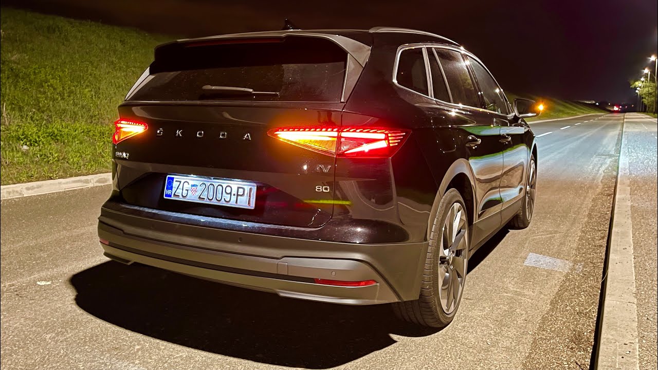 Новая Skoda ENYAQ 2021 ночью - сумасшедшие светодиодные фонари MATRIX и AMBIENT