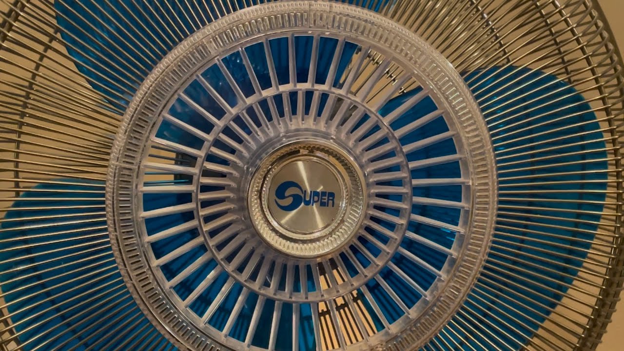 1970s Super 16&rdquo; Oscillating Desk Fan