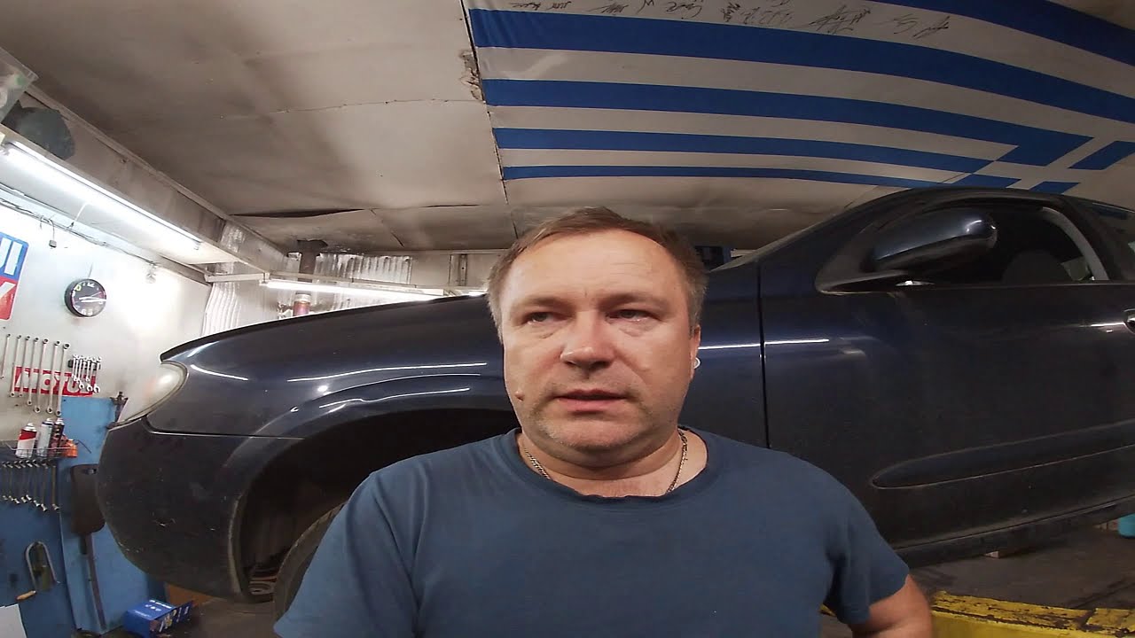Резьба под свечу сорвана.