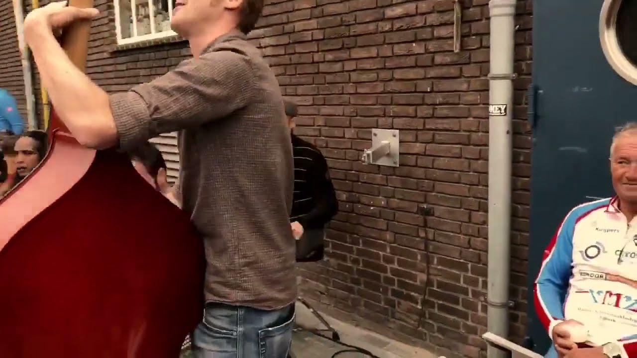 Marktkoopman speelt tijdens de Meewindkoers