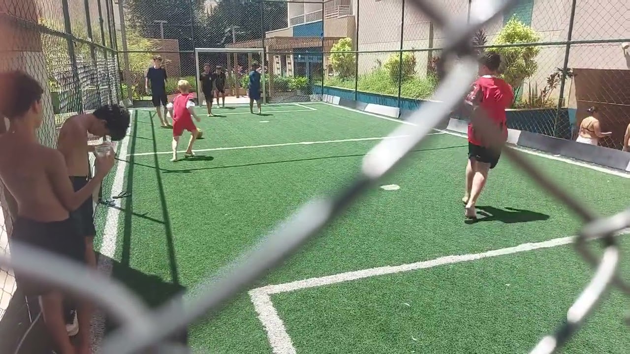 Thomáz e Matheus jogando bola no hotel