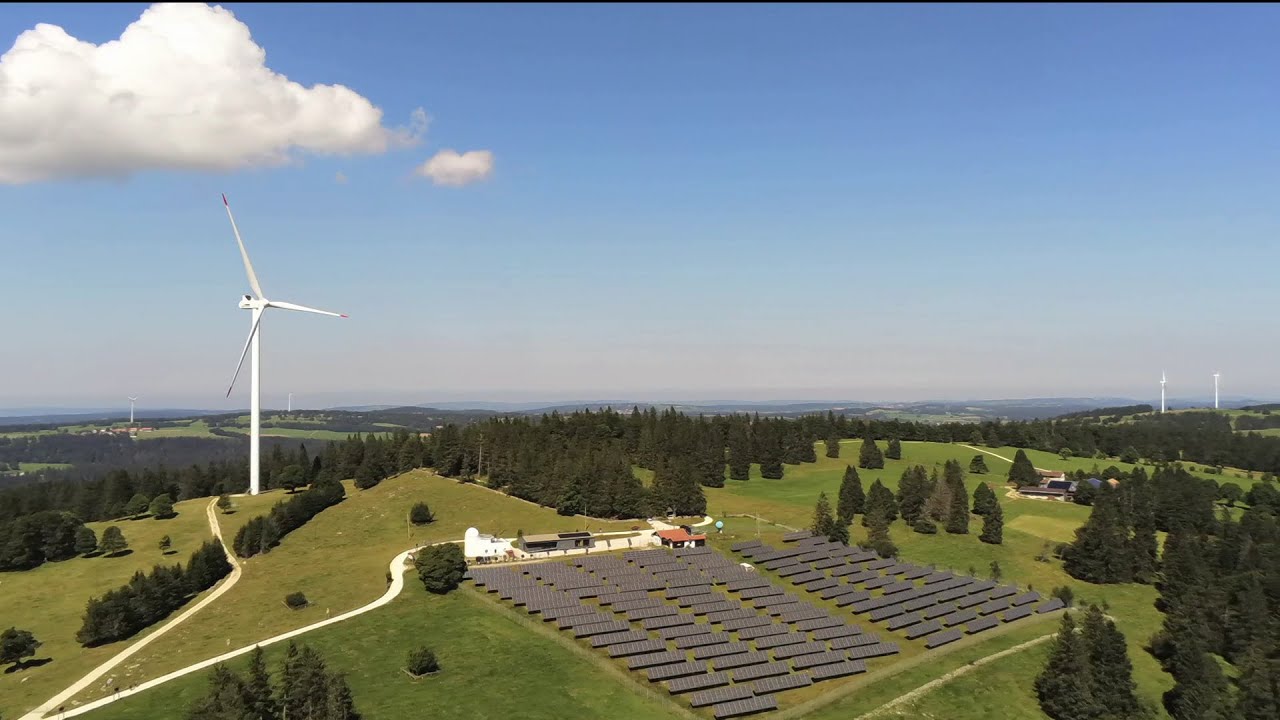 Mont soleil mit seinen Solar- und Windkraftwerken. Rundflug mit Drohne.