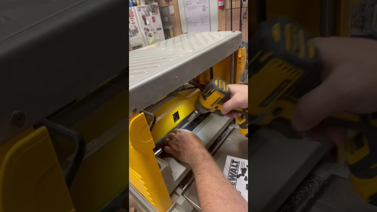 Dewalt DW734. How to replace the blades on your DW734 12” thickness planer.
