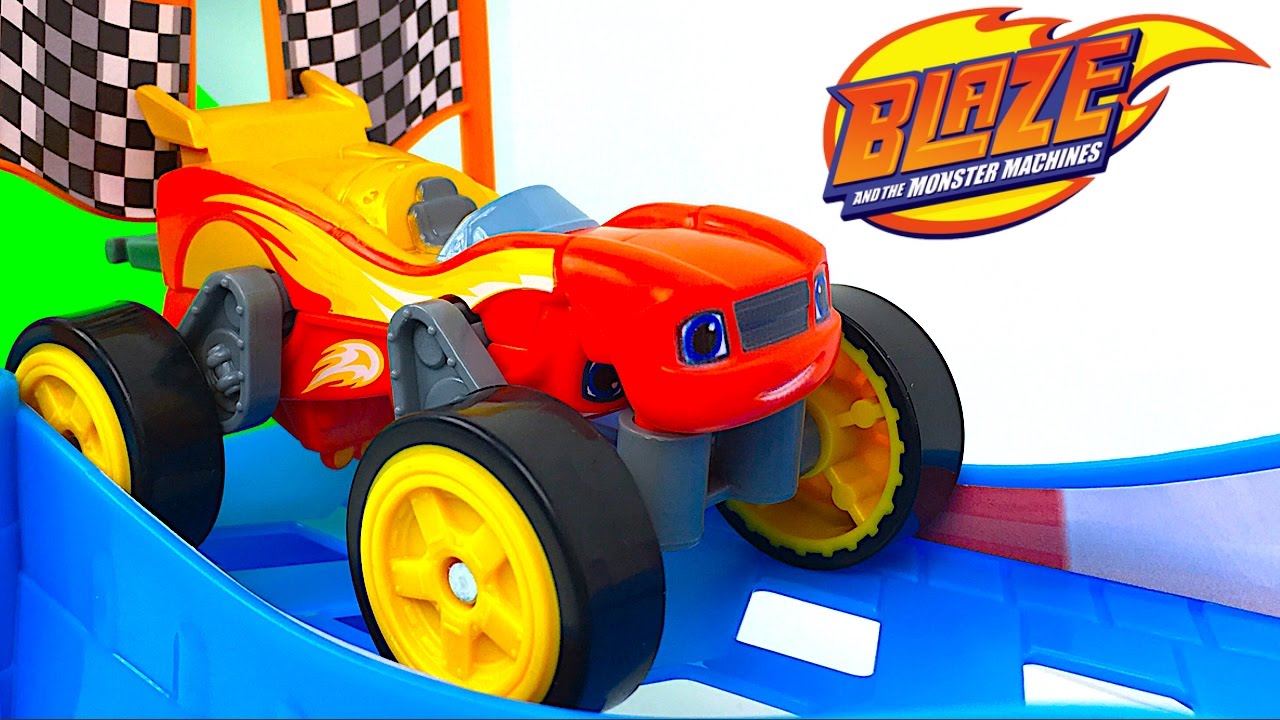 BLAZE AND THE MONSTER MACHINES FLIP AND RACE SPEEDWAY DISNEY CARS LIGHTNING MCQUEEN  - UNBOXING
