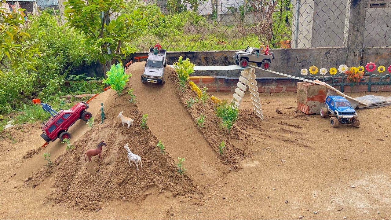 Rc Toyota Pickup Defender Land Cruiser drives over bridges and mountains with difficulty…