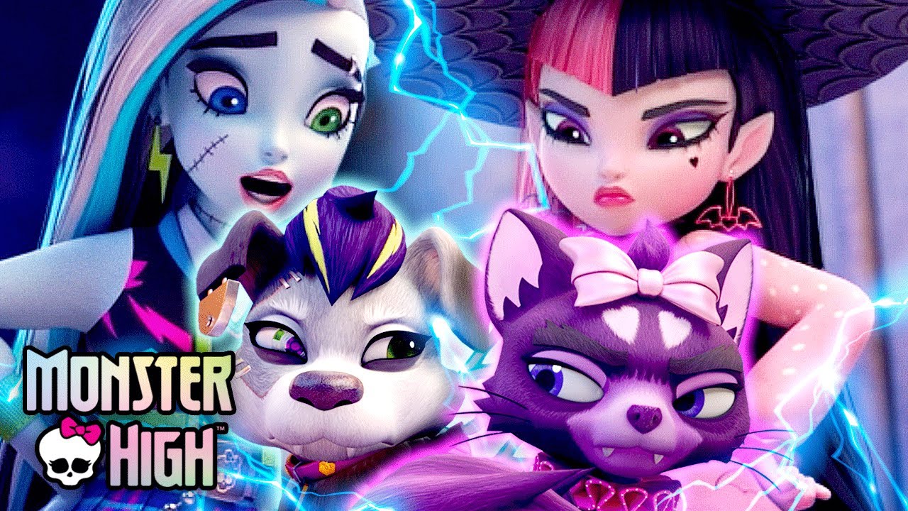 Frankie & Draculaura’s Pets Get Caught By Humans?! | Monster High