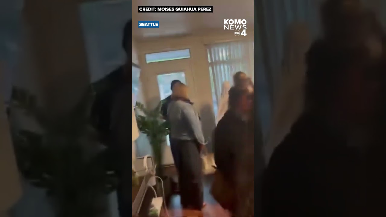 СМОТРИТЕ: Мужчина открывает дверь людям, убегающим со стрельбы на фестивале Bite of Seattle