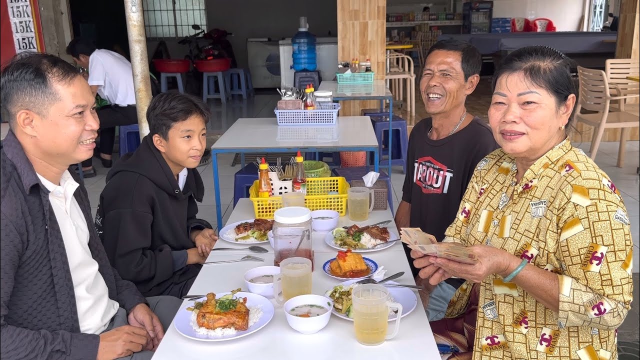 Lãnh Lương Làm YouTube Chú Thiếm 8 Dẫn Cả Nhà Đi Ăn Cơm Sườn /at6n