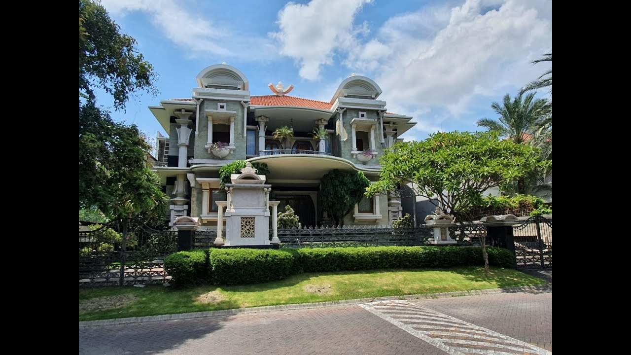 SALE RUMAH CLASIC LUXURY GRAHA FAMILY SURABAYA , GOLF VIEW
