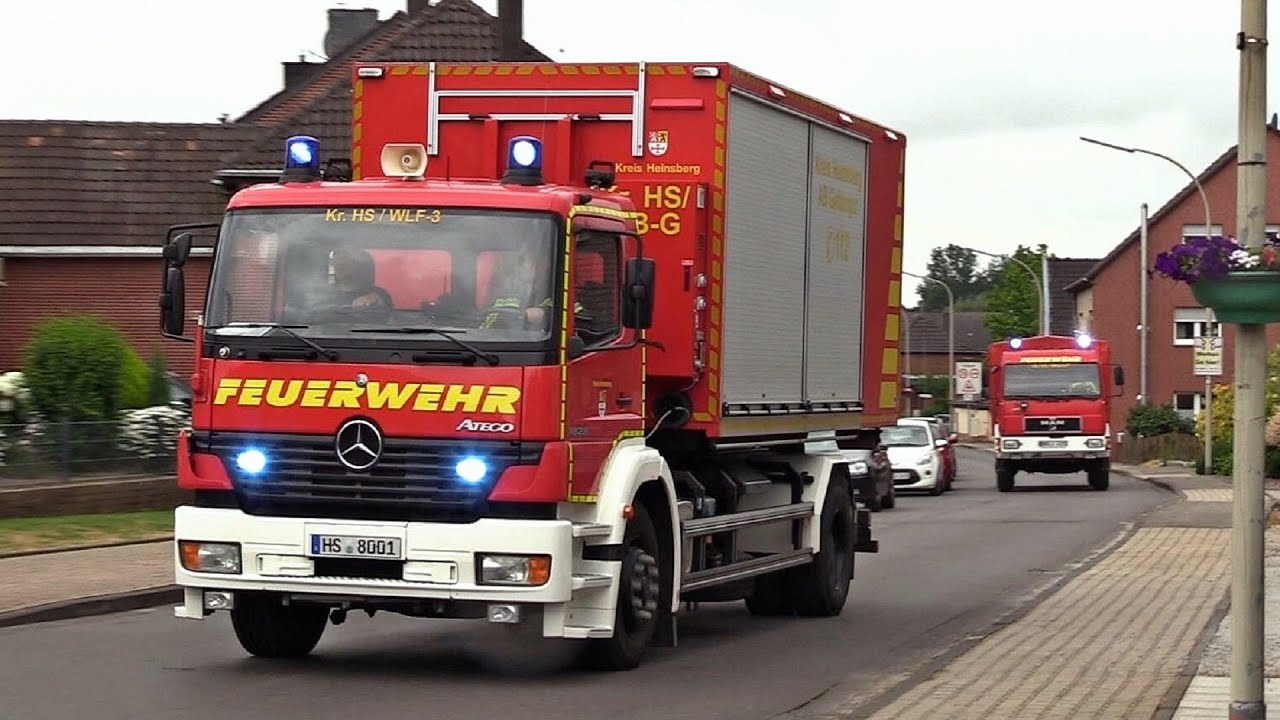 Großbrand auf Bauernhof - Einsatzfahrten von Feuerwehr und Rettungsdienst in Wegberg