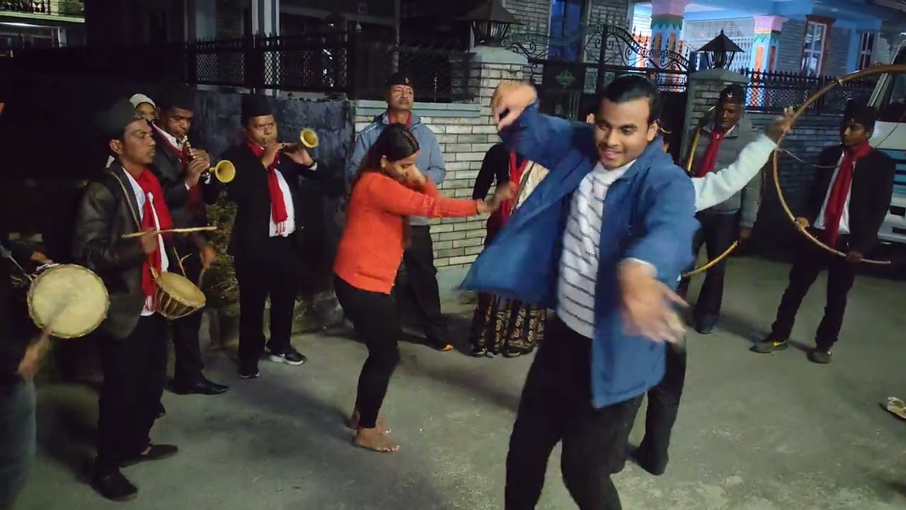 आहा! यस्तो पो नाच—पोखरामा पन्चे बाजाको तालमा रमाउँदै युवा–युवतीहरू।