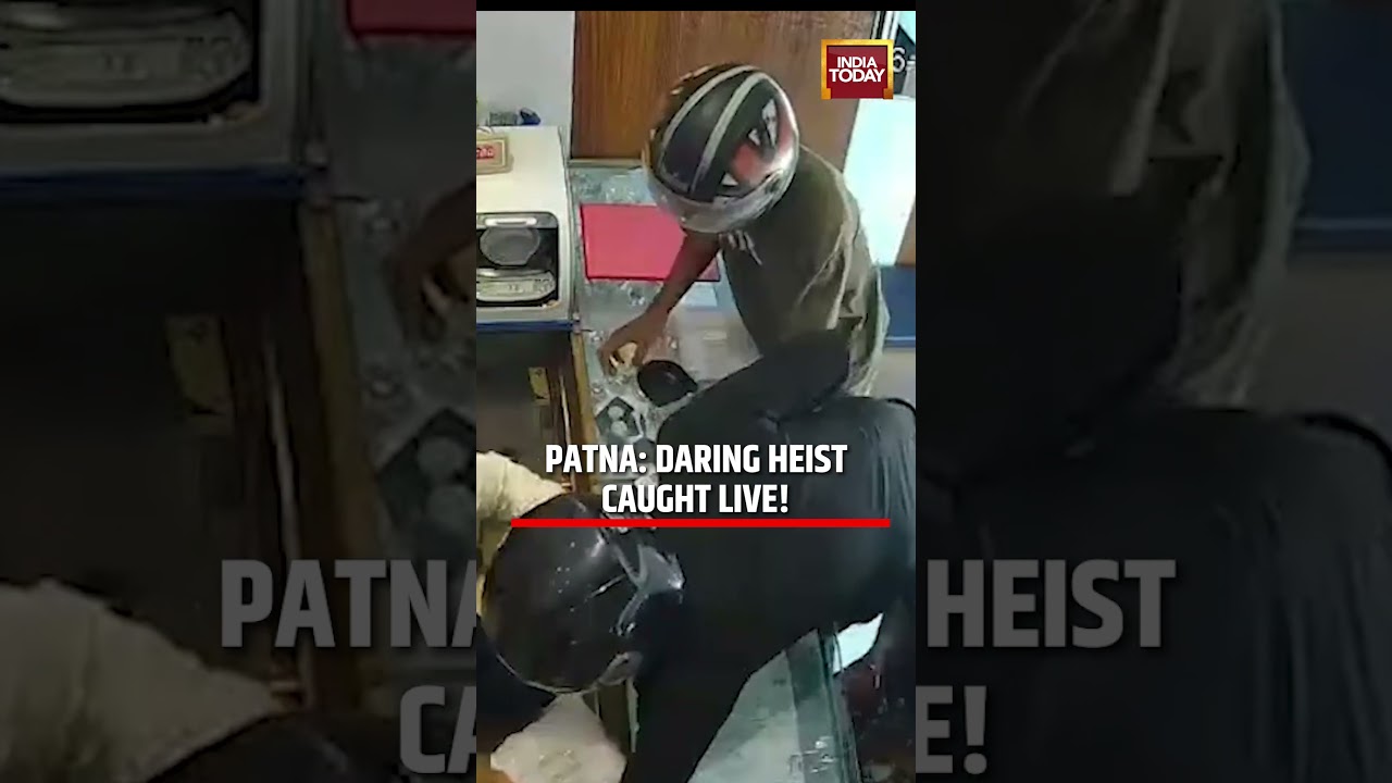 VIRAL VIDEO | Patna Jewelry Shop Robbery: Daring Heist Captured Live on CCTV #cctv #patna #theft