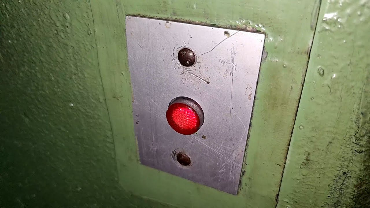 Лифт (КМЗ-1977 г.в); V=0,71 м/с; г/п 320 кг (улица Пузакова 64 подъезд 2; город Тула)