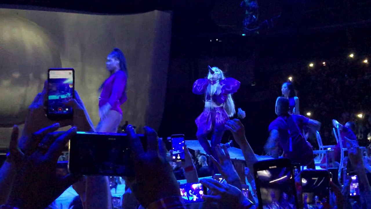 Ariana Grande - break up with your girlfriend (Live in Prague, Sweetener Tour)