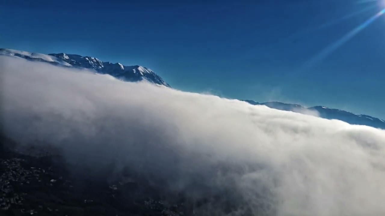 In paramotore sopra le nuvole 