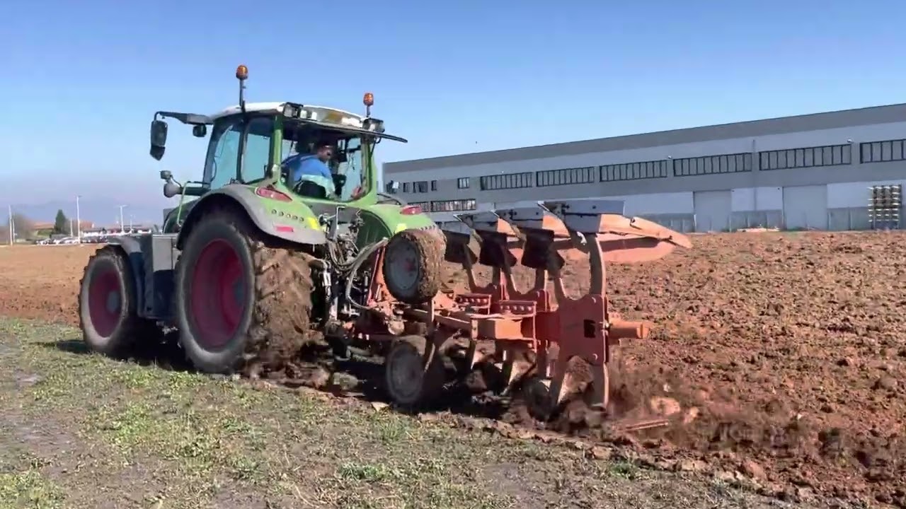 Aratura con Fend 718 e botte spandiliquame trainata da trattore Claas