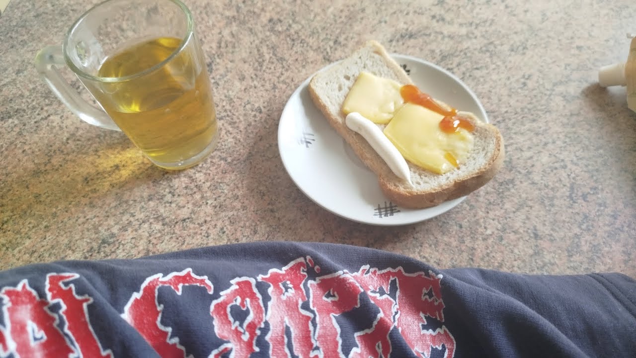 Сижу, хаваю бутерброд в кофте Cannibal Corpse, пью чай и говорю обо всем подряд