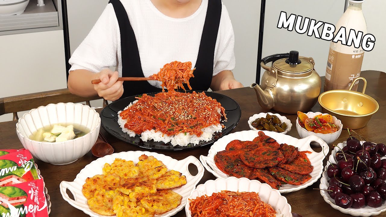 приготовление мукбанг :) острый огненный соус эноки грибная рисовая миска., кочхуджан блин, макколи.