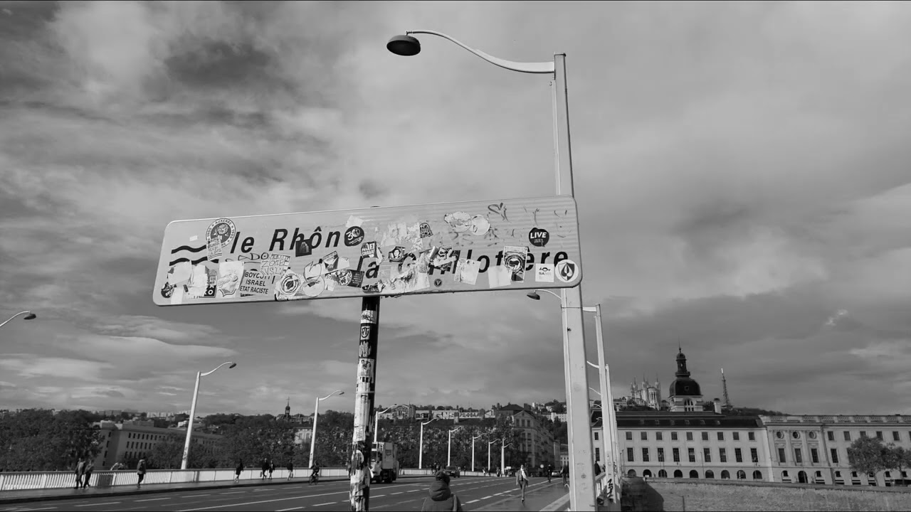 Lyon: from Gare de Lyon-Part-Dieu to Gare de Lyon-Perrache on foot, Nov. 2023. France.