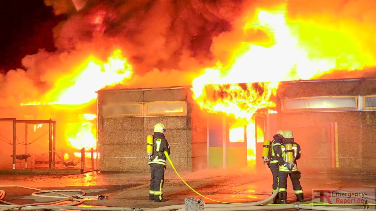 [GROSSBRAND IN ERKRATH | SCHULE IM VOLLBRAND] - Massive Rauchentwicklung & Flammen ~ Großeinsatz -