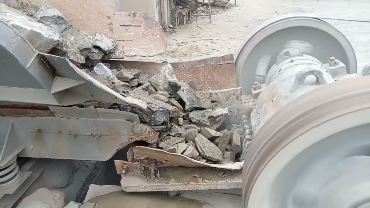 Cras#h plot heavy machinery crash pl#ant chal raha hai
