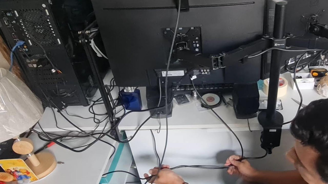 Organización de cables traseros de una computadora de escritorio