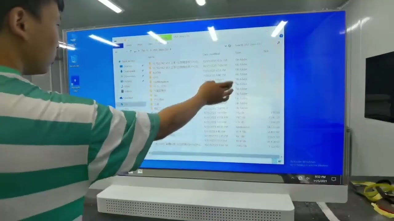 OLED transparent display screen: High-definition, highly transparent, and touch-sensitive.