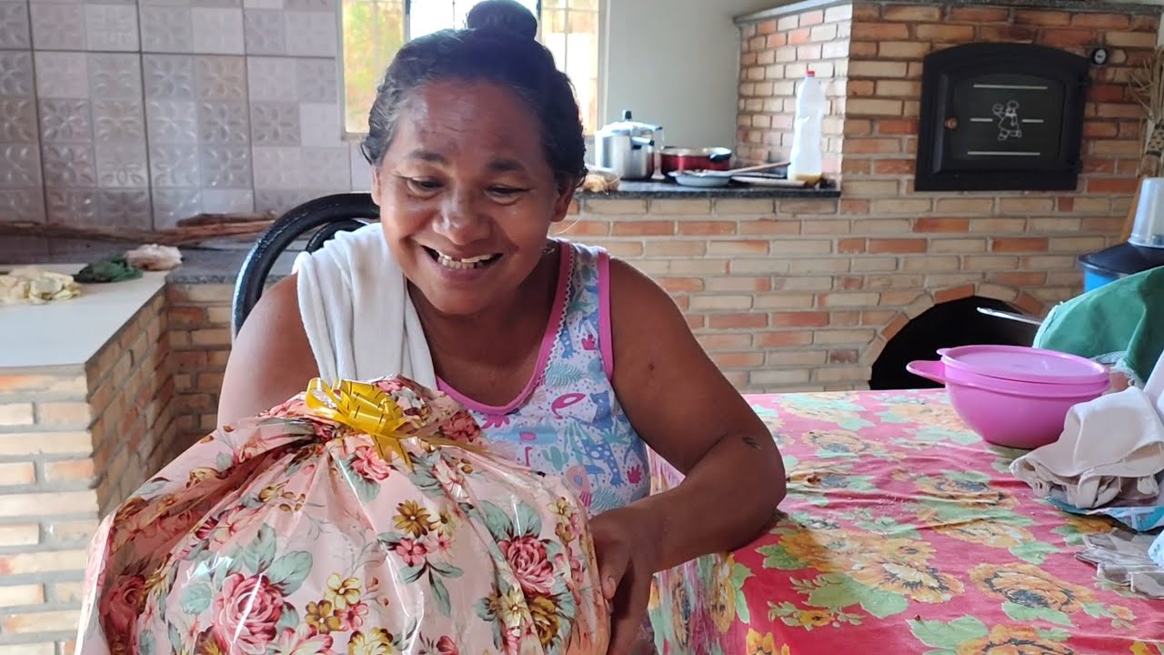 MARIA SORRIDENTE GANHOU UM LINDO PRESENTE DE NATAL DE UMA INSCRITA DO CANAL| VEJA