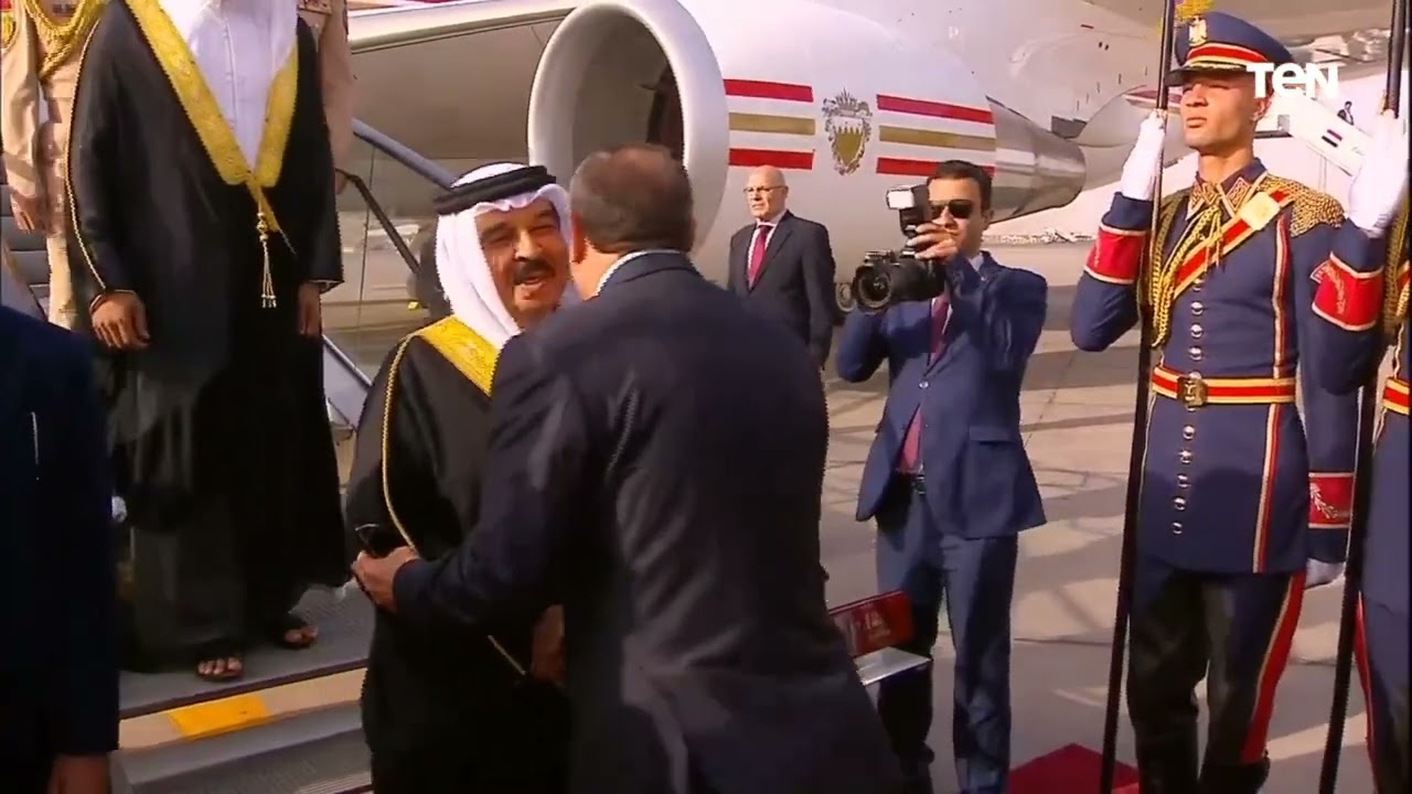لحظة استقبال الرئيس السيسي لملك البحرين في مطار القاهرة