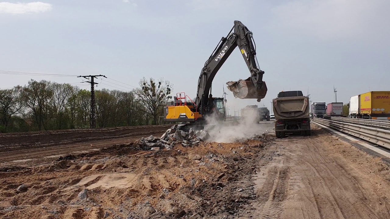 VOLVO EC480L loading concret