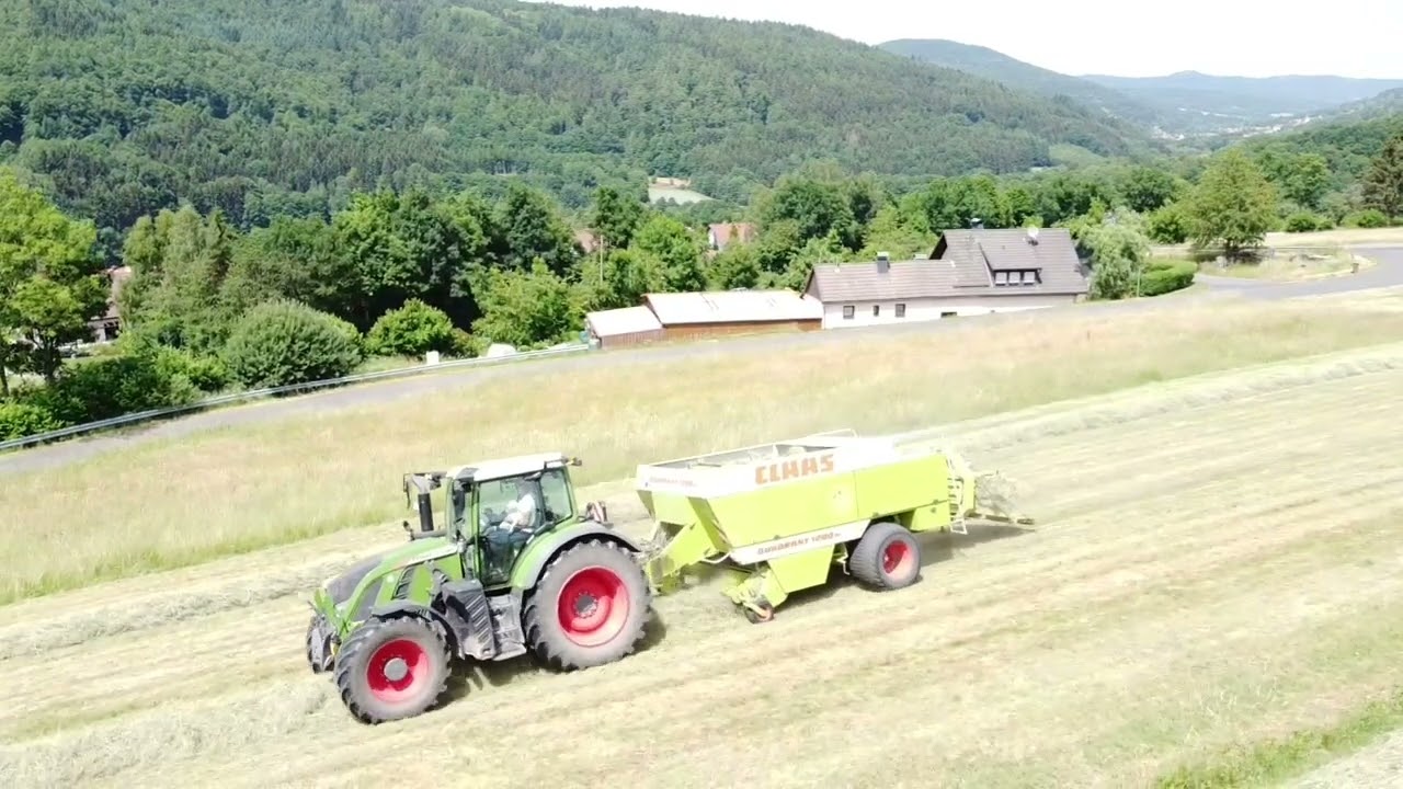 Heupressen 2022 Fendt 718 mit Claas Quadrant 1200 Panorama über Riedenberg