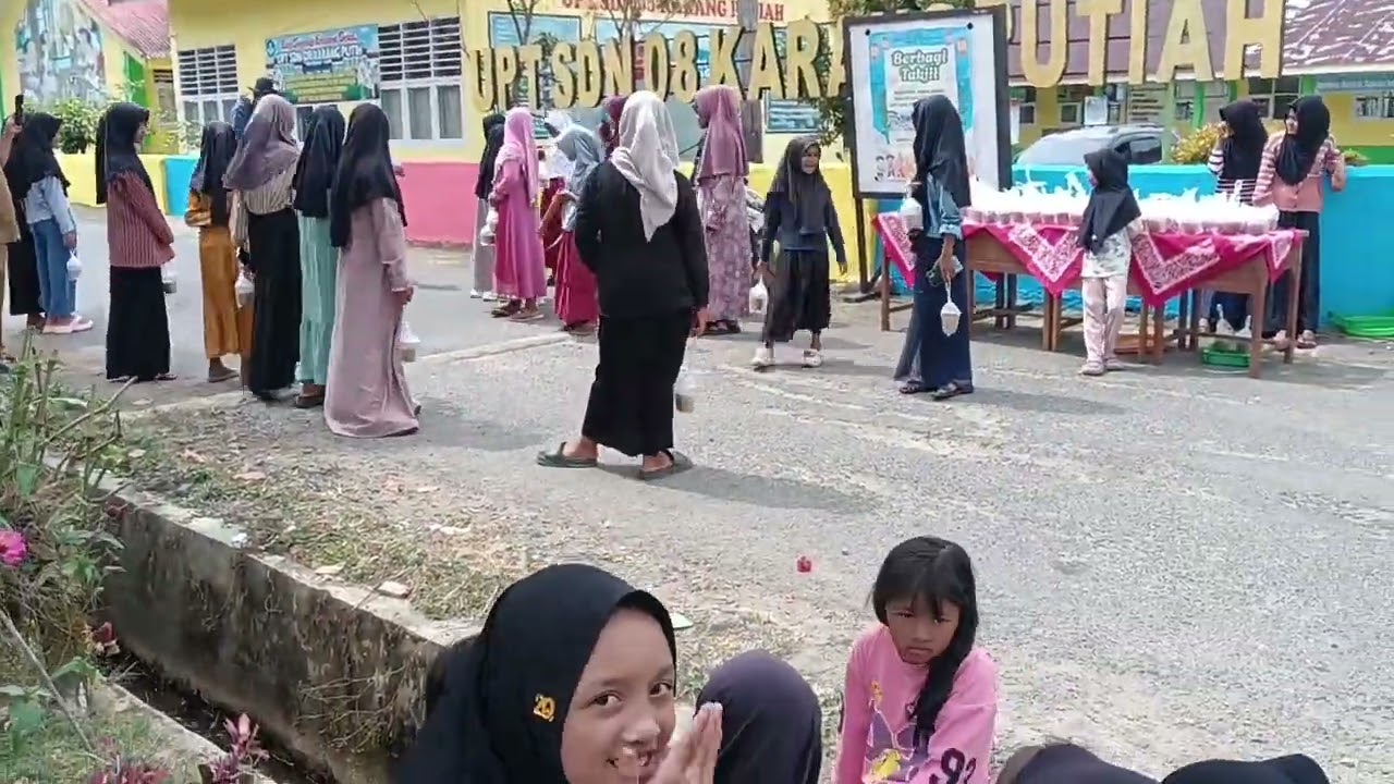 Berbagi Takjil bersama anak sholeh dan sholeha SDN 08 Karang Putiah....