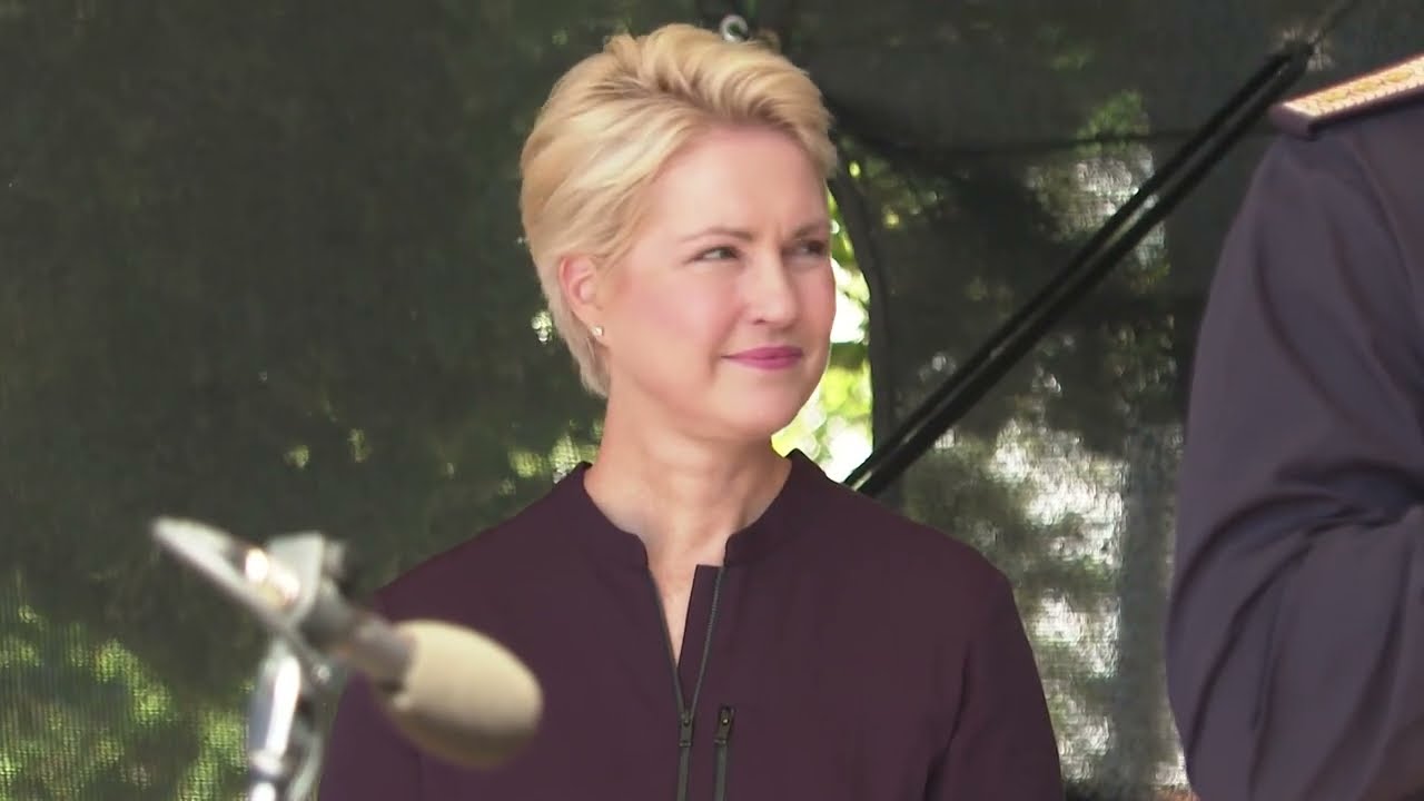 Auf dem Löschzug - Ministerpräsidentin Schwesig in Ribnitz-Damgarten