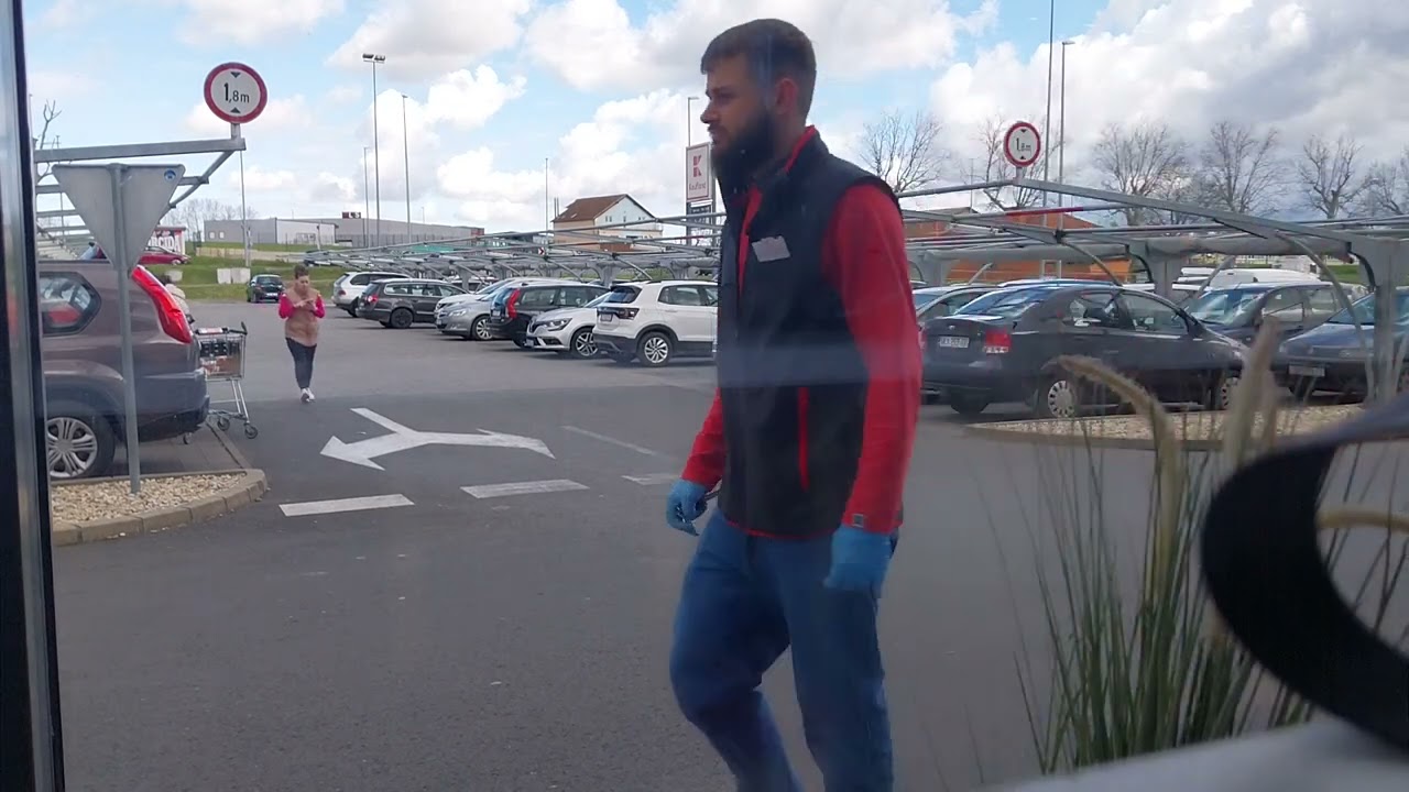 Jedan običan dan ispred trgovačkog centra Kaufland u Vukovaru, Hrvatska