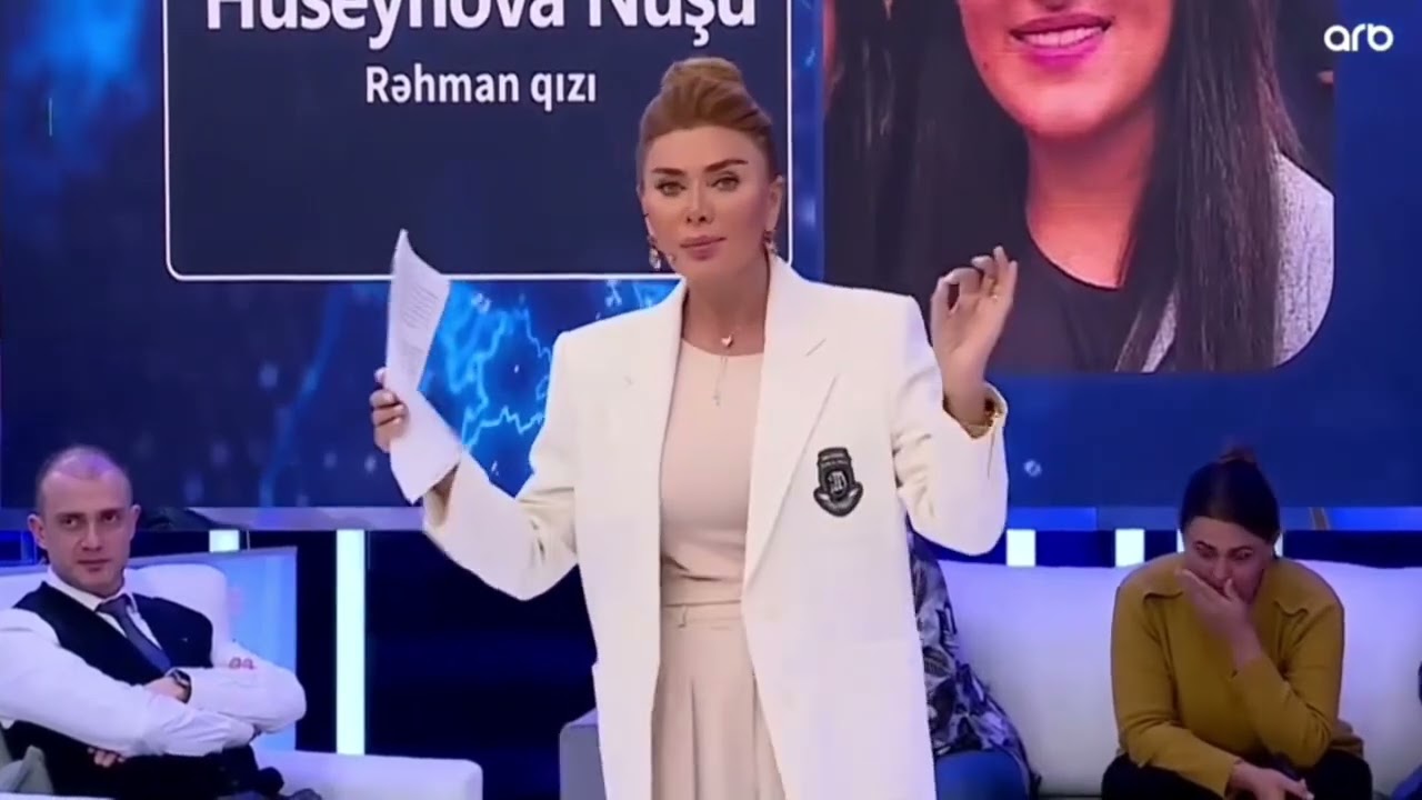 &Uuml;nl&uuml; &ccedil;ift canlı yayında tartıştı   Eşi s&ouml;z&uuml;n&uuml; kesti şarkıcı Doğuş st&uuml;dyoyu terk etti
