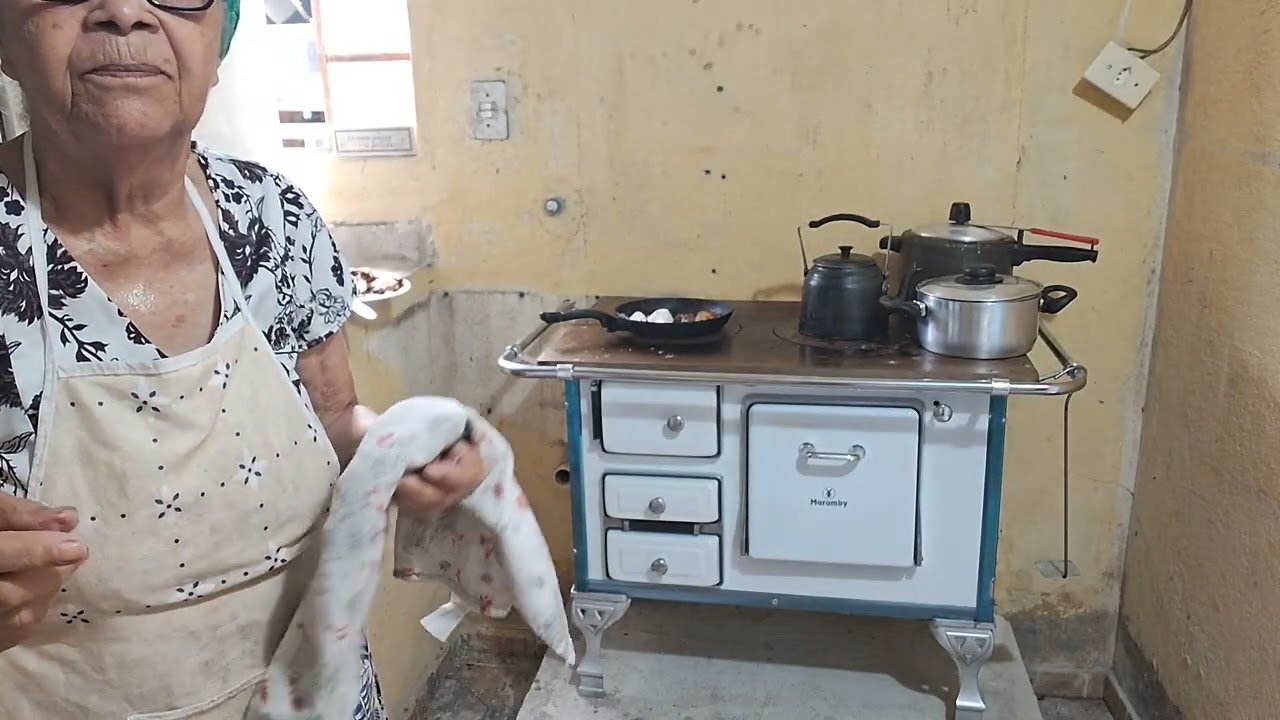 Boa tarde  sardinha  frita na lenha  almoço  tudo feito no meu  fogão  de lenha 