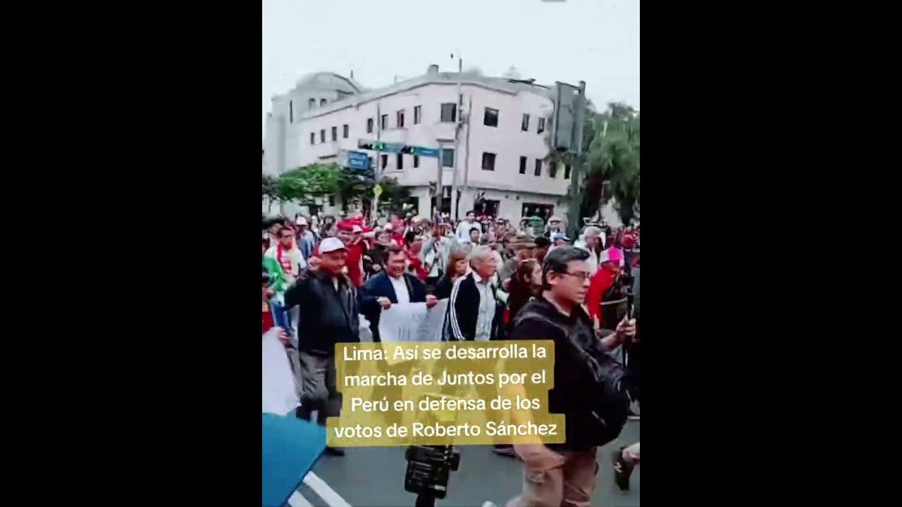 As&iacute; se desarrolla la marcha de Juntos por el Per&uacute; en defensa de los votos de Roberto S&aacute;nchez